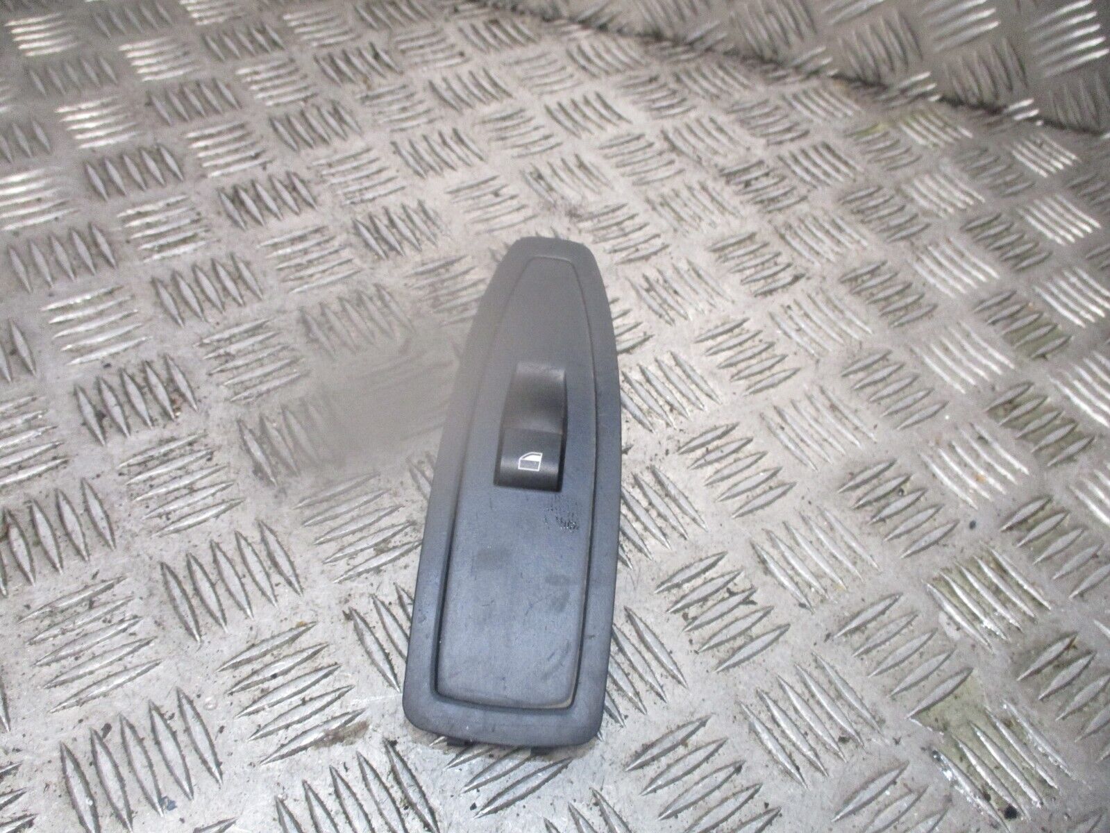 2015 GENUINE BMW 3 FRONT LEFT PASSENGER SIDE DOOR WINDOW SWITCH 920810702 - Image 2