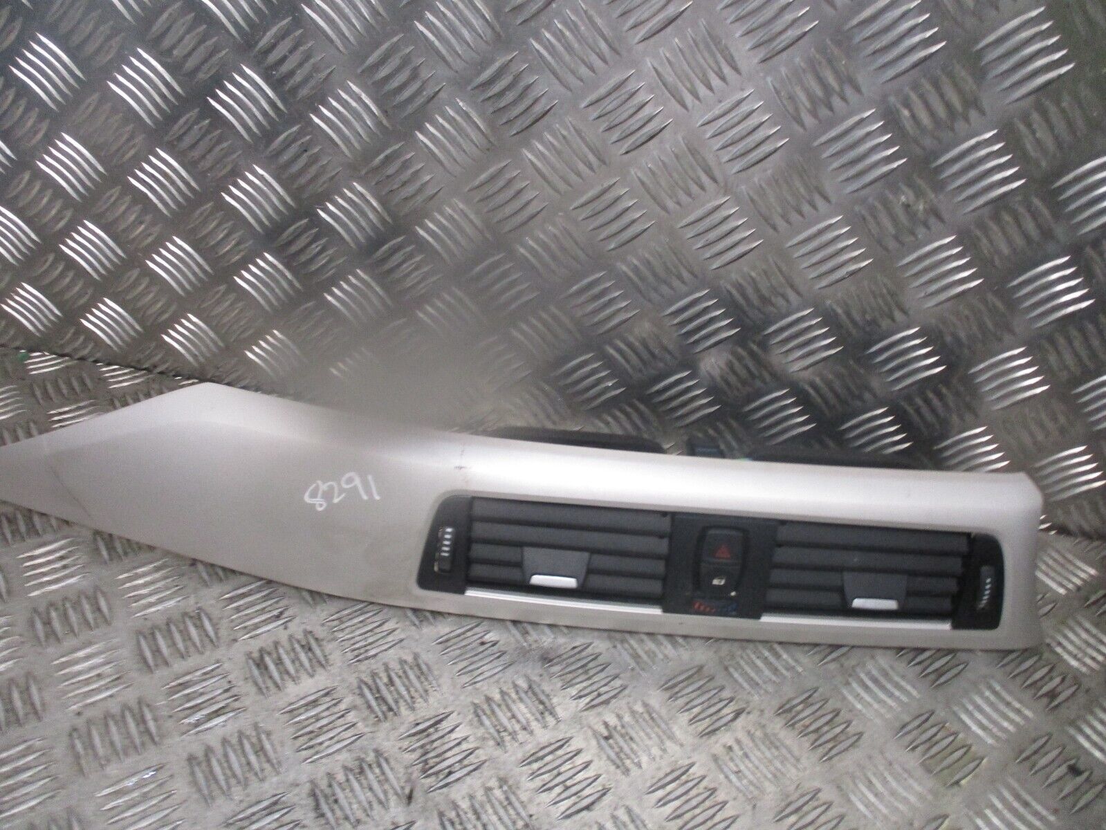 2015 GENUINE BMW 3 320D FRONT CENTRE DASHBOARD HEATER AIRVENT 9231207 - Image 2