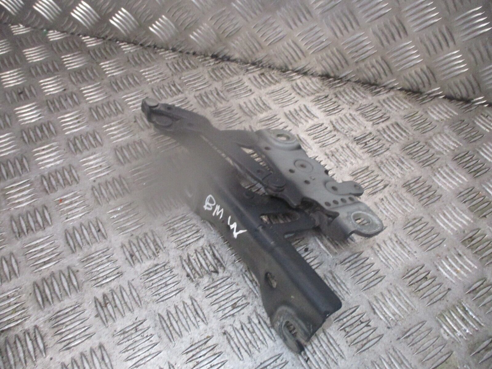 2015 GENUINE BMW 3 320D SALOON FRONT LEFT PASSENGER SIDE BONNET HINGE 7336699 - Image 3