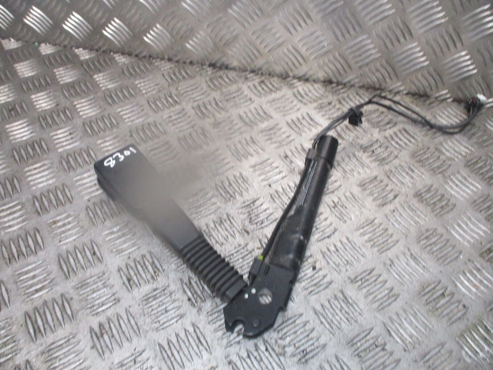 2015 GENUINE BMW 3 320D FRONT RIGHT DRIVER SIDE SEAT BELT BUCKLE 7259388 - Image 2