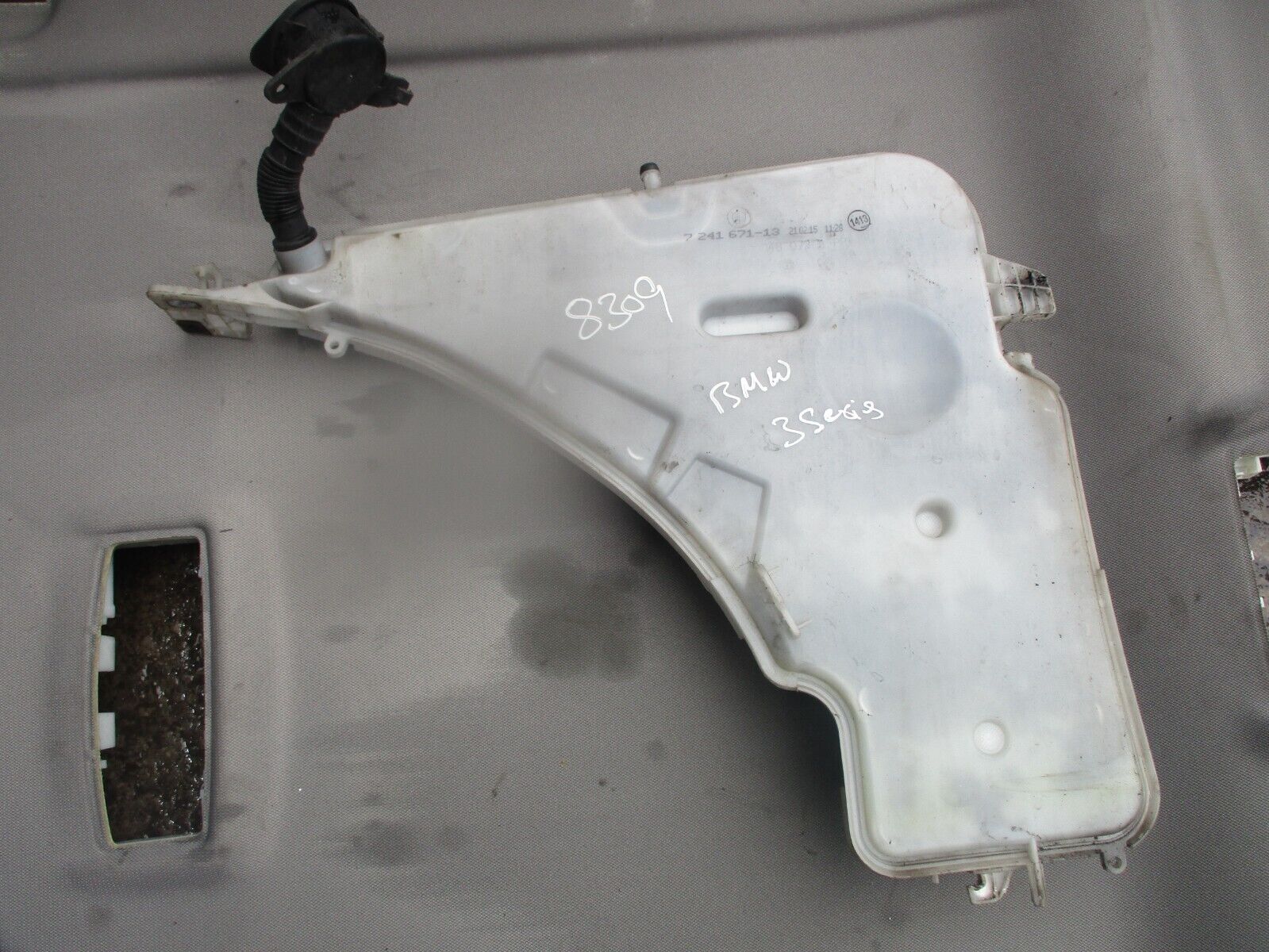 2015 GENUINE BMW 3 320D FRONT WINDSCREN WASHER BOTTLE - Image 2