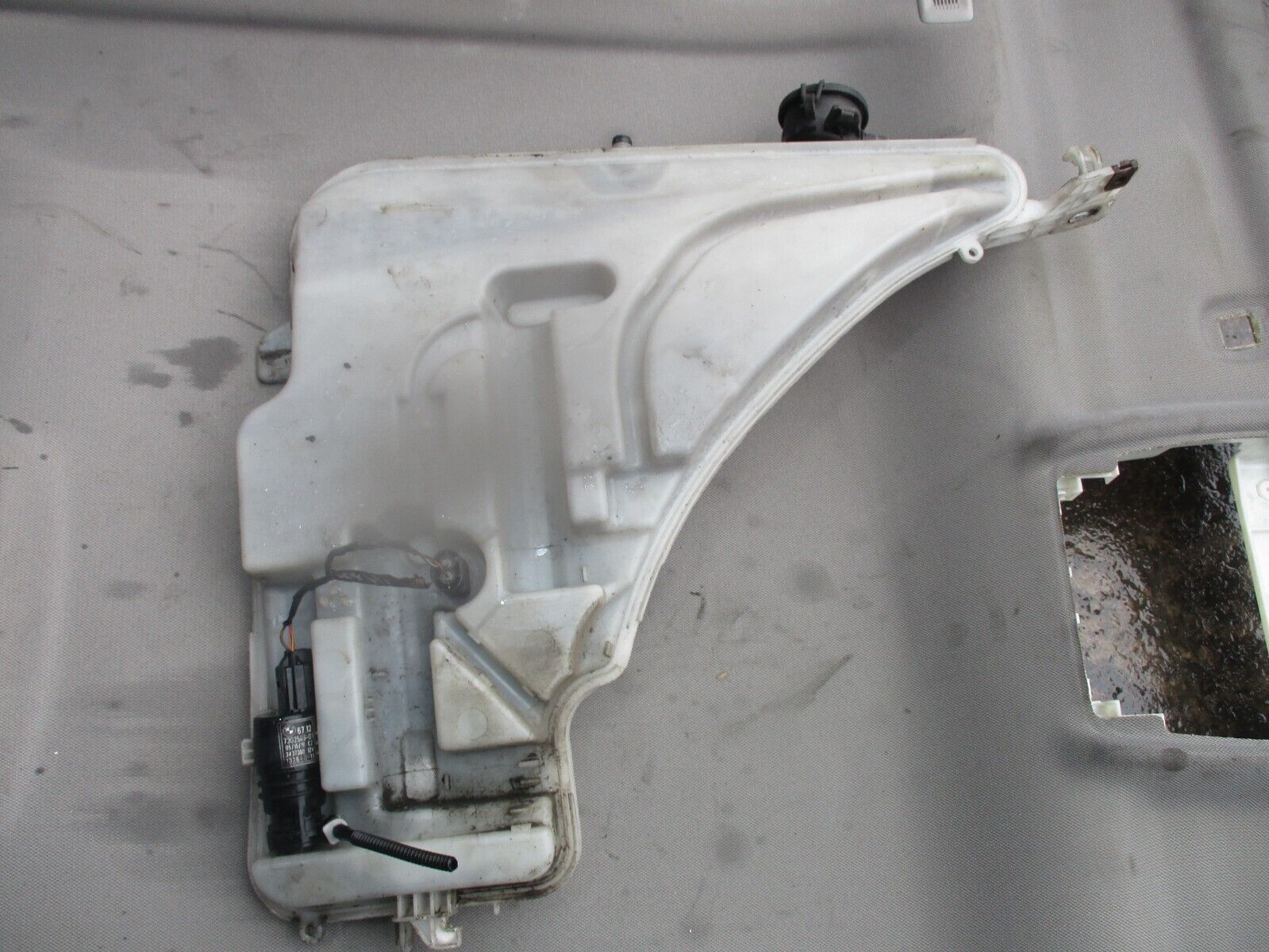 2015 GENUINE BMW 3 320D FRONT WINDSCREN WASHER BOTTLE - Image 3