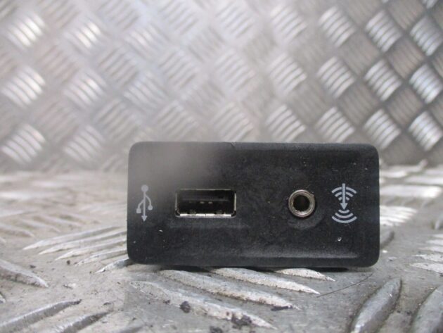 2018 GENUINE VW GOLK MK7 AUX IN USB PORT SOCKET CONNECTION 5G0035222E - Image 2