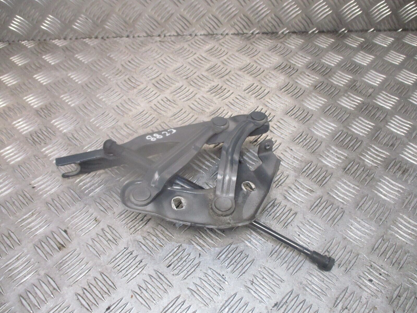 2016 GENUINE AUDI A1 FRONT LEFT PASSENGER SIDE BONNET HINGE 8X0823301A