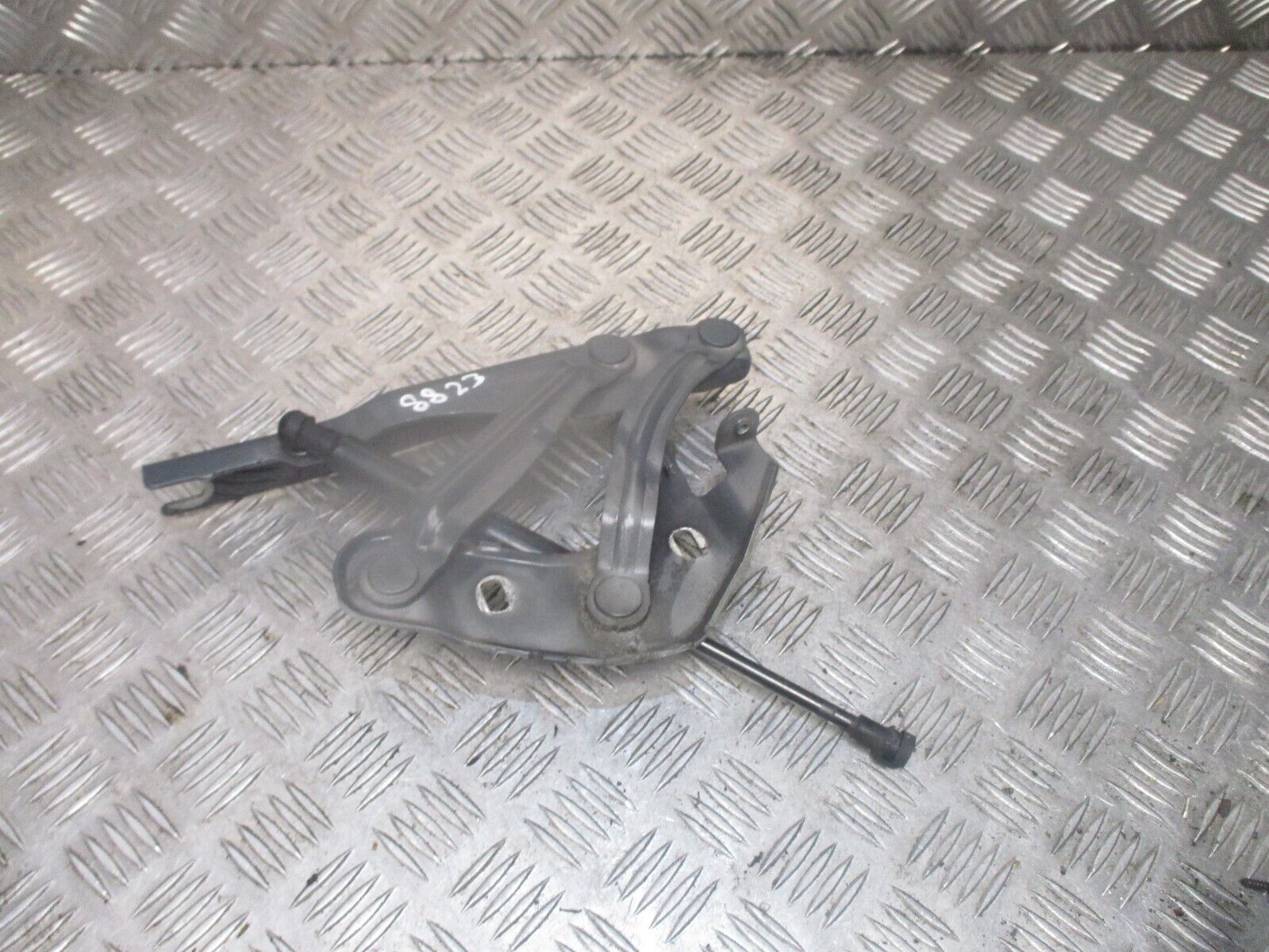 2016 GENUINE AUDI A1 FRONT LEFT PASSENGER SIDE BONNET HINGE 8X0823301A - Image 2