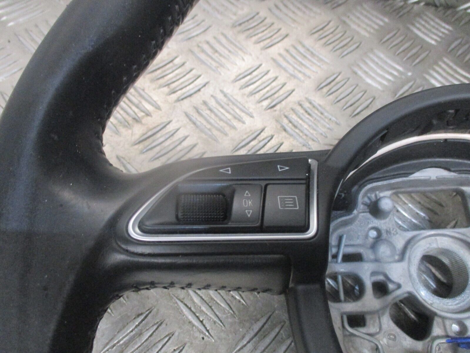 2016 GENUINE AUDI A1 DRIVERS MULTIFUNCTION STEERING WHEEL 4G0419091R - Image 2