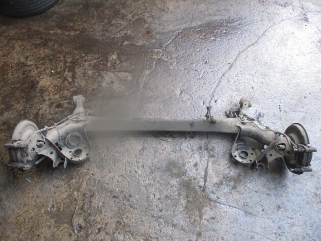 2012 GENUINE TOYOTA PRIUS 1.8 HYBRID REAR COMPLETE AXLE - Image 2