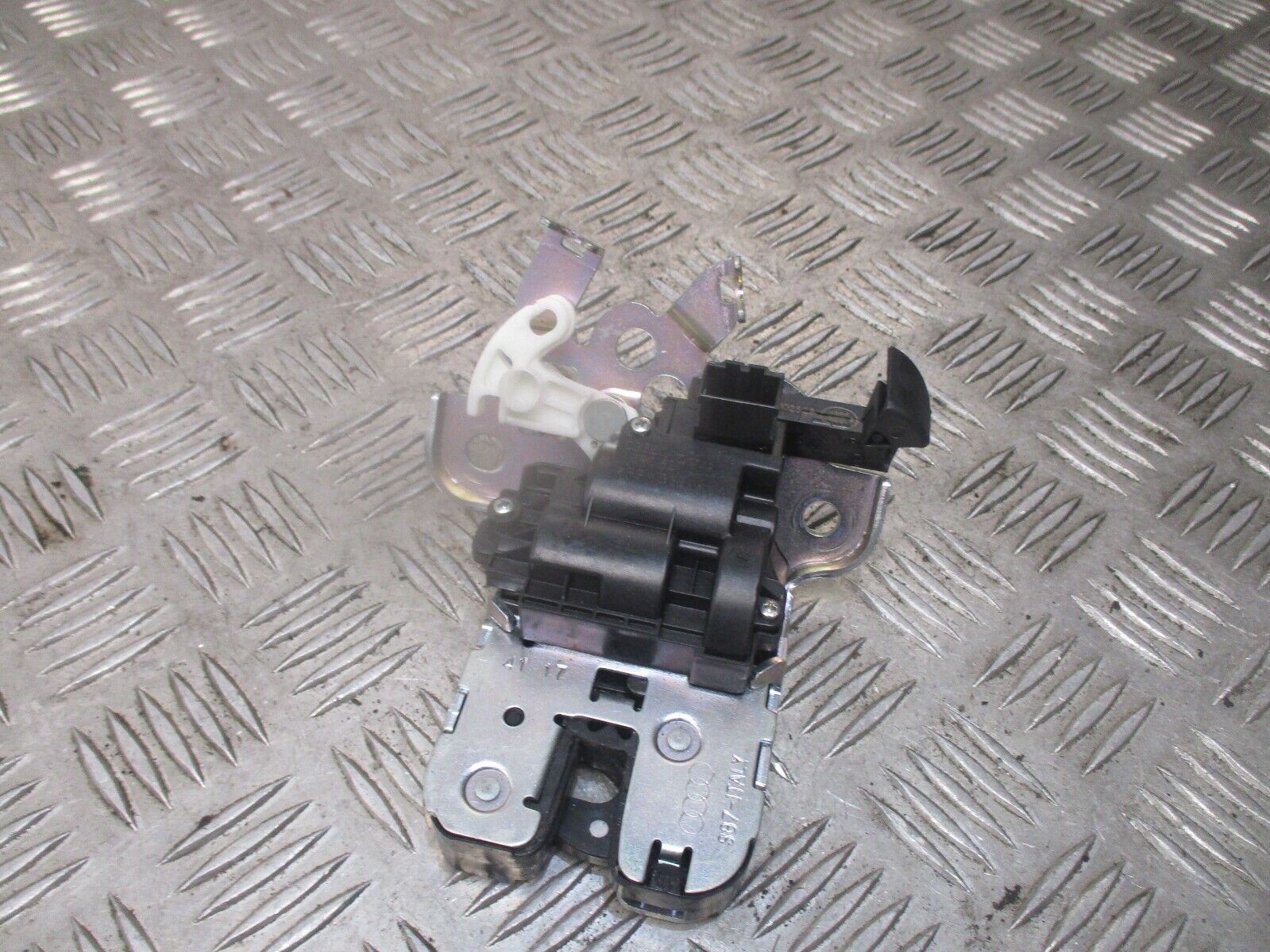 2016 GENUINE AUDI A1 REAR TAILGATE BOOT LOCK MECHANISM 8R0827505A
