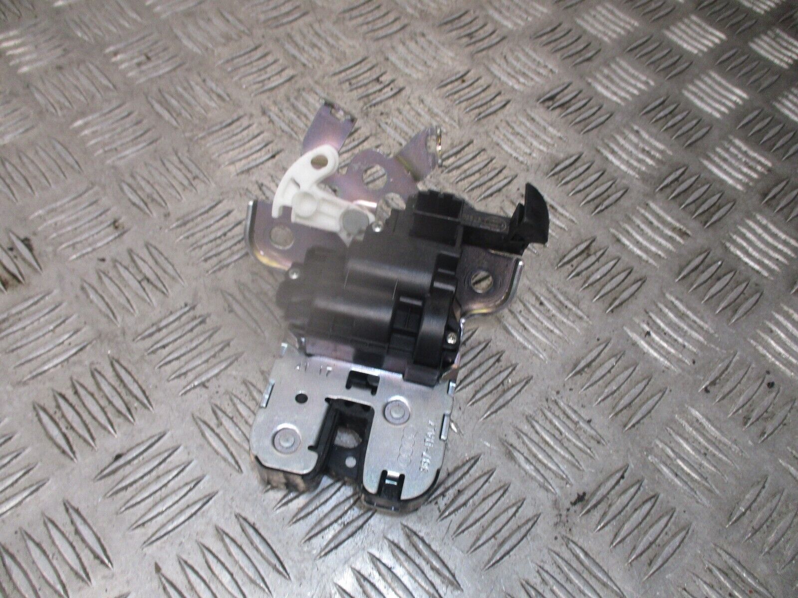 2016 GENUINE AUDI A1 REAR TAILGATE BOOT LOCK MECHANISM 8R0827505A - Image 2