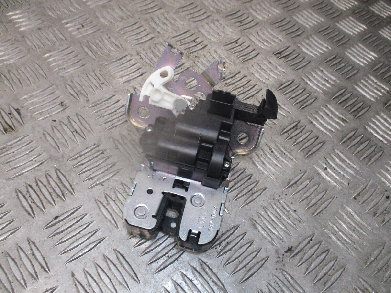 2016 GENUINE AUDI A1 REAR TAILGATE BOOT LOCK MECHANISM 8R0827505A - Image 3