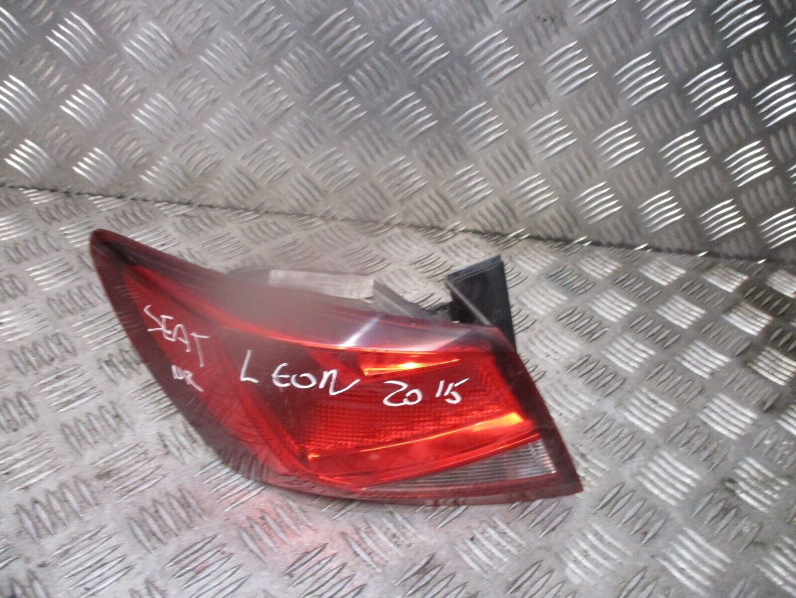 2015 GENUINE SEAT LEON PASSENGER LEFT SIDE REAR OUTER TAILLIGHT LAMP 5F0945095D