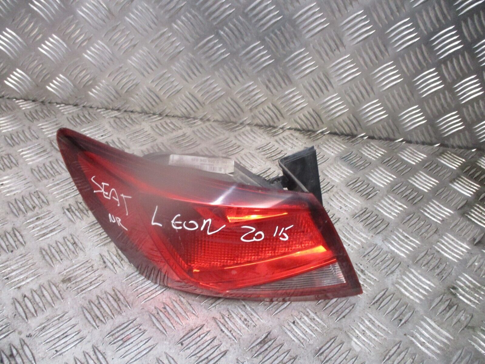 2015 GENUINE SEAT LEON PASSENGER LEFT SIDE REAR OUTER TAILLIGHT LAMP 5F0945095D - Image 2