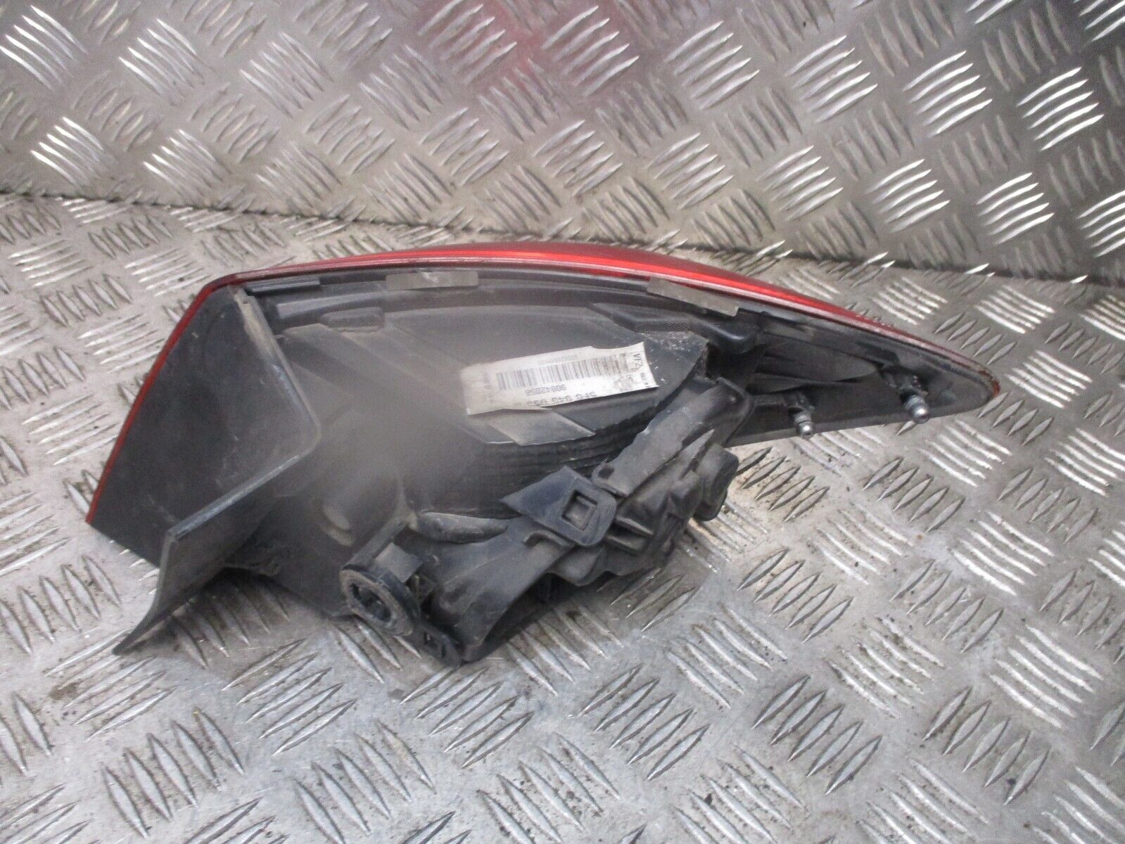 2015 GENUINE SEAT LEON PASSENGER LEFT SIDE REAR OUTER TAILLIGHT LAMP 5F0945095D - Image 4