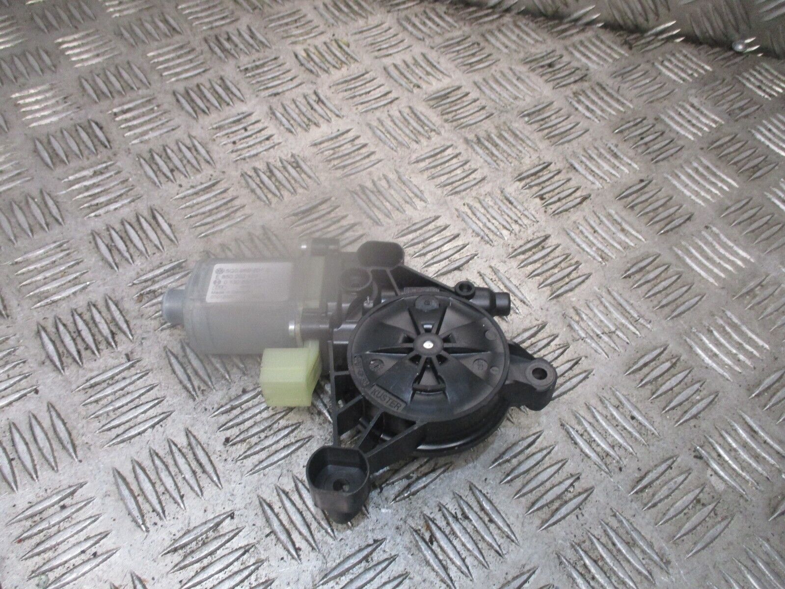 2015 GENUINE VW GOLF MK7 FRONT LEFT PASSENGER SIDE WINDOW MOTOR 5Q0959801C - Image 2