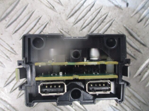 2017 GENUINE AUDI A3 AUX USB INPUT PORT INTERFACE 81A035736
