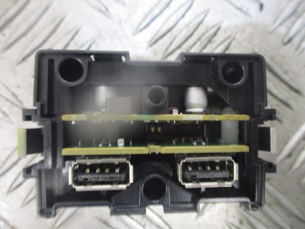 2017 GENUINE AUDI A3 AUX USB INPUT PORT INTERFACE 81A035736 - Image 2