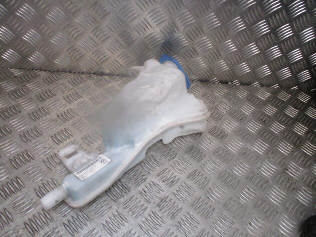 2017 GENUINE VW GOLF R FRONT UPPER WINDSCREEN WASHER BOTTLE 5Q0955449AF - Image 2