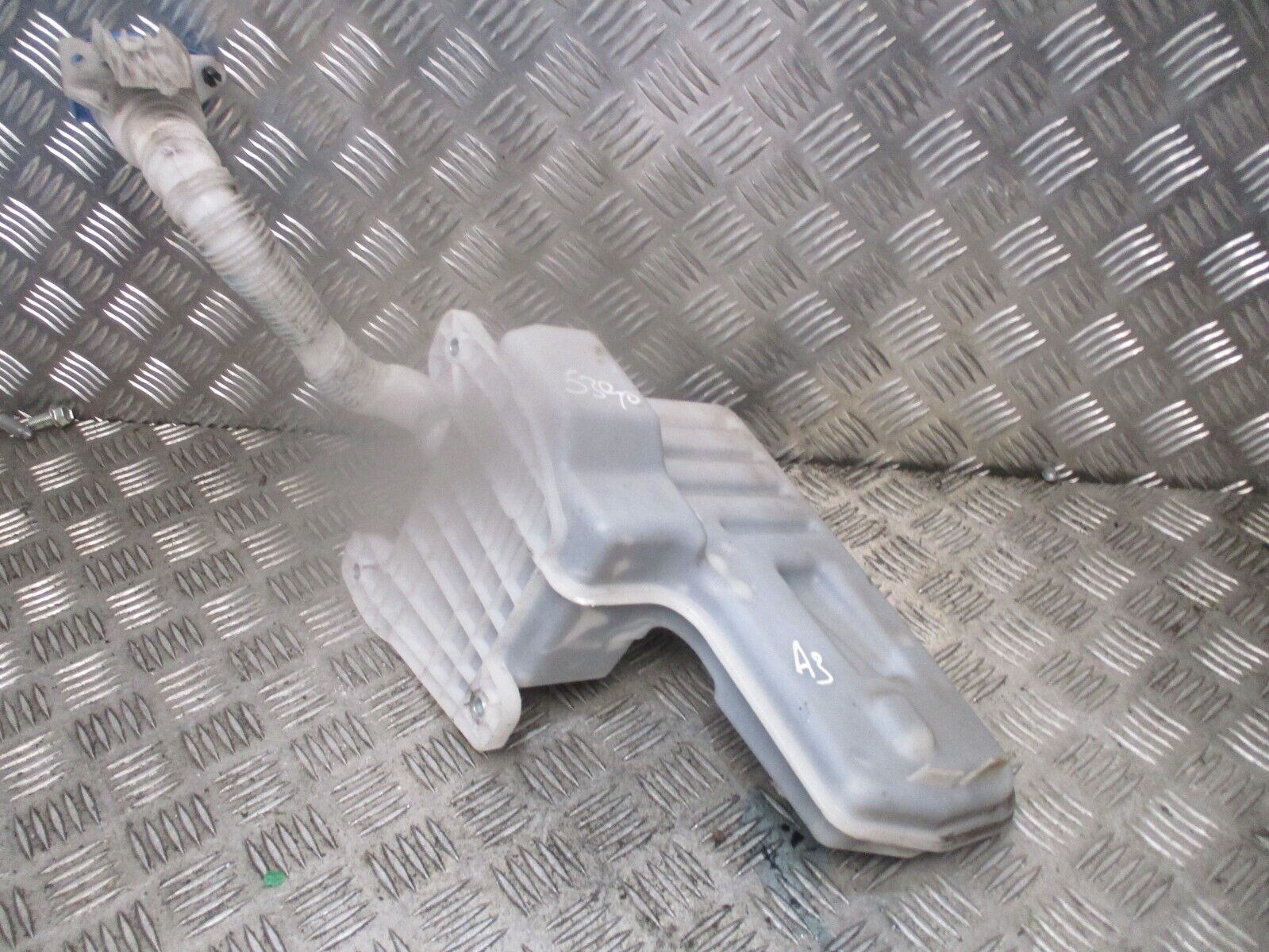 2015 GENUINE AUDI A3 FRONT WINDSCREEN WASHER BOTTLE 5Q0955448