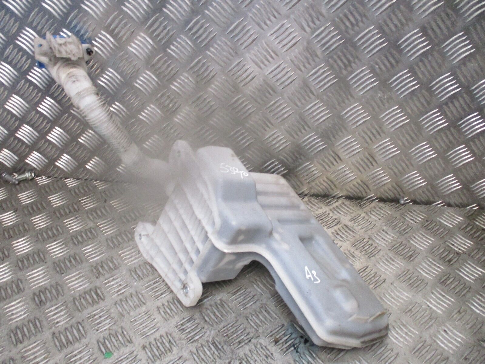 2015 GENUINE AUDI A3 FRONT WINDSCREEN WASHER BOTTLE 5Q0955448 - Image 2