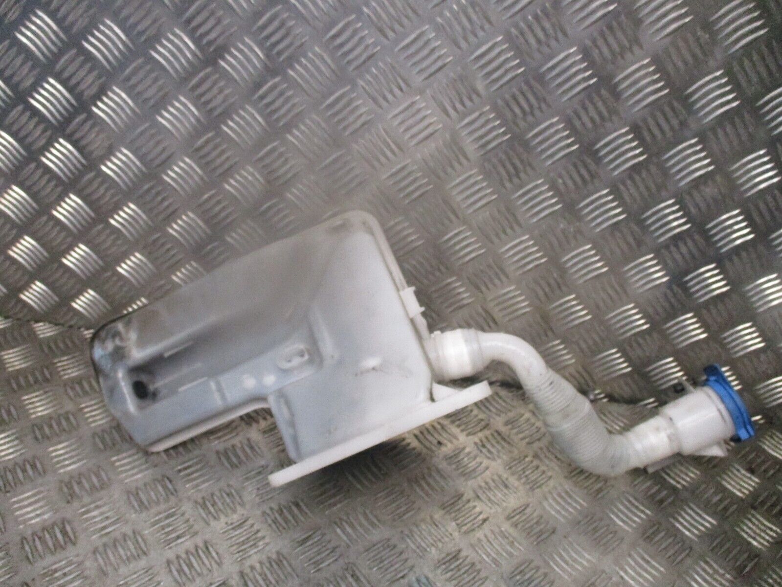 2015 GENUINE AUDI A3 FRONT WINDSCREEN WASHER BOTTLE 5Q0955448 - Image 3