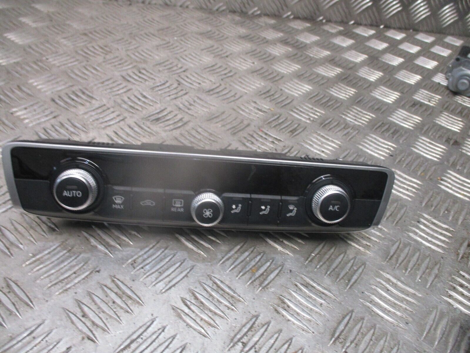 2016 GENUINE AUDI A3 8V A/C CLIMATE HEATER CONTROL PANEL SWITCH 8V0820043C - Image 2