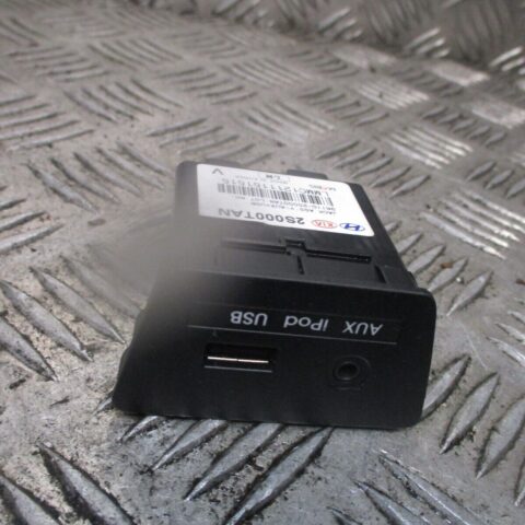 2013 GENUINE HYUNDAI IX35 AUX USB PORT SOCKET CONNECTION 961102S000TAN