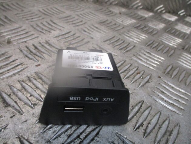 2013 GENUINE HYUNDAI IX35 AUX USB PORT SOCKET CONNECTION 961102S000TAN - Image 2