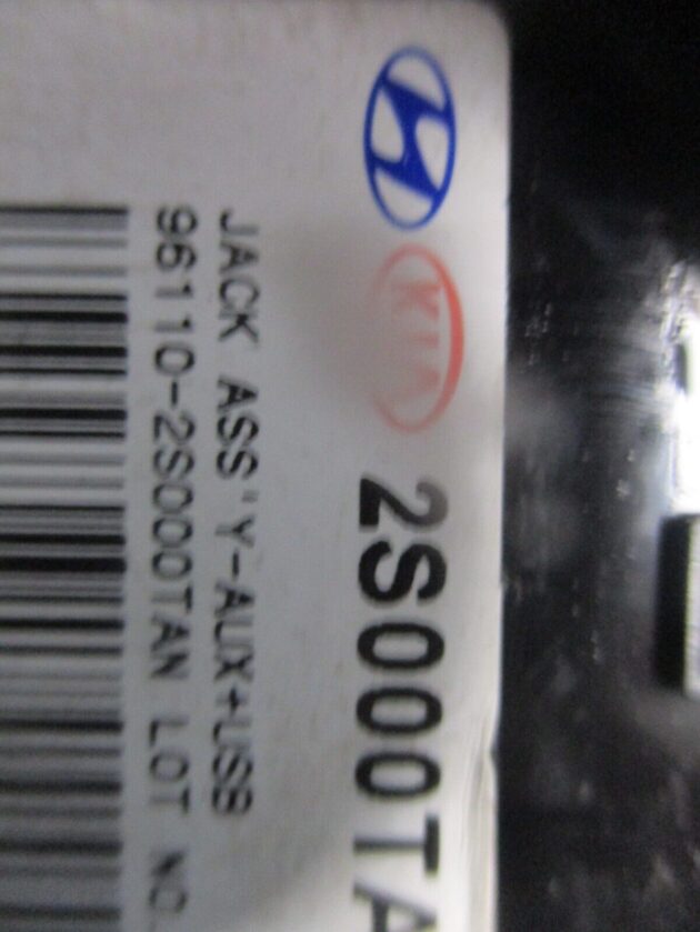 2013 GENUINE HYUNDAI IX35 AUX USB PORT SOCKET CONNECTION 961102S000TAN - Image 3