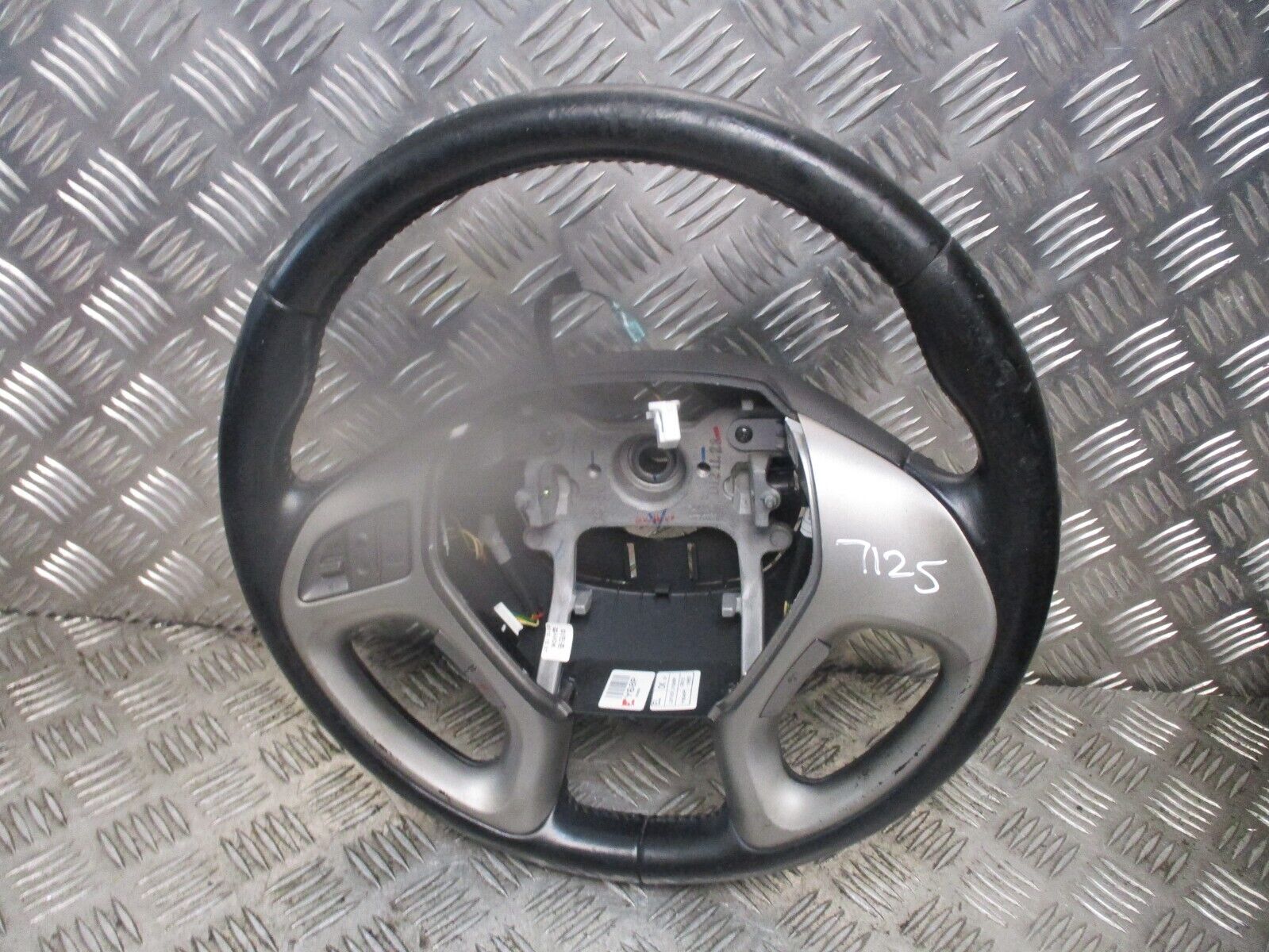2013 HYUNDAI IX35 FRONT DRIVER SIDE MULTIFUNCTION STEERING WHEEL 967002S500 OEM - Image 2
