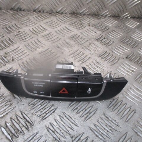 2013 GENUINE HYUNDAI IX35 HAZARD WARNING LIGHT SWITCH 847402S350TAN