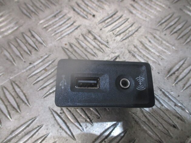 2016 GENUINE SEAT LEON USB AUX CONNECTOR PORT INSERT 5G0035222F - Image 2