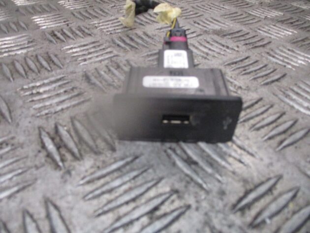 2018 GENUINE SEAT ALHAMBRA 7N USB PORT SOCKET CONNECTOR 5G0035222K - Image 2