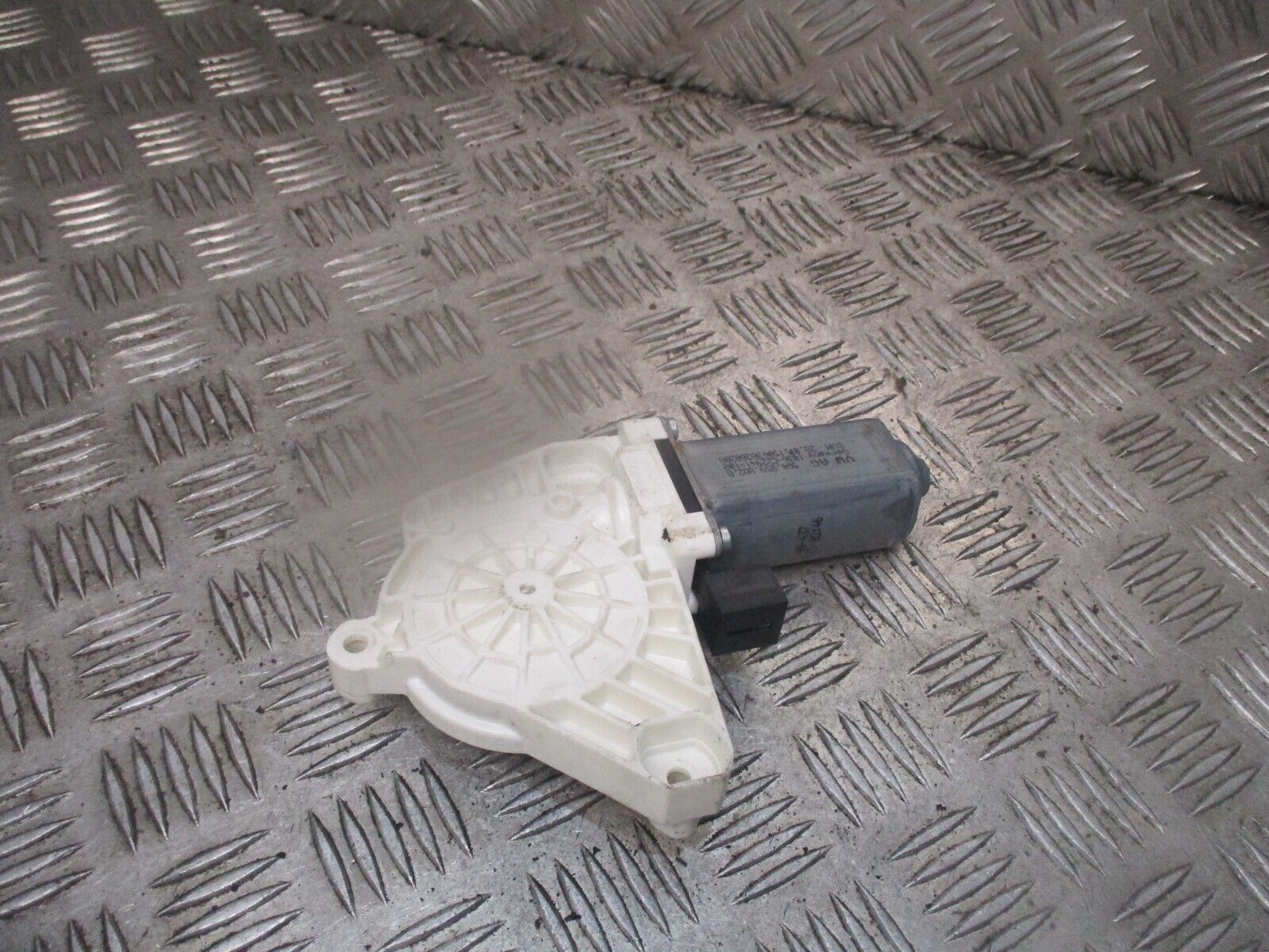 2015 GENUINE VW GOLF MK7 FRONT RIGHT DRIVER SIDE WINDOW MOTOR 5Q4959802B - Image 3