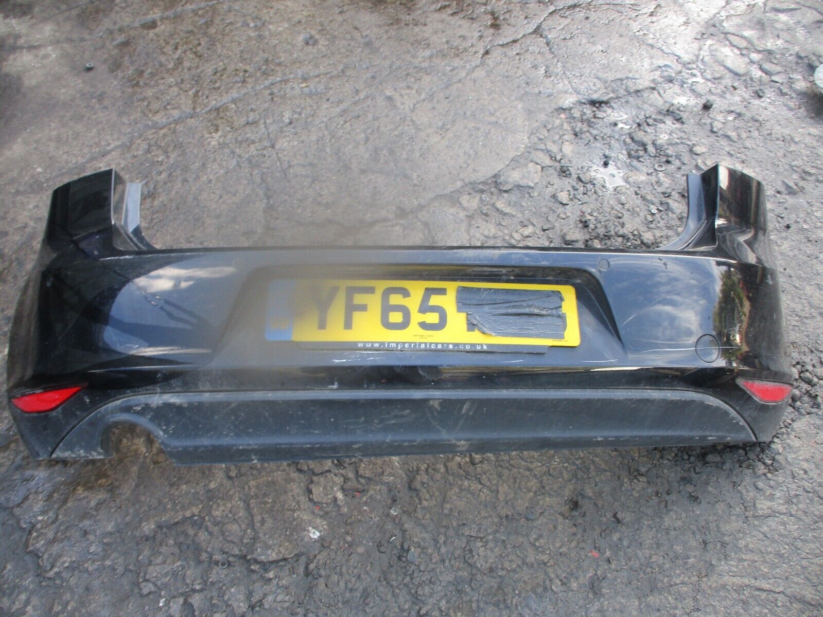 2015 GENUINE VW GOLF MK7 REAR COMPLETE BUMPER WITH SENSOR - Image 2