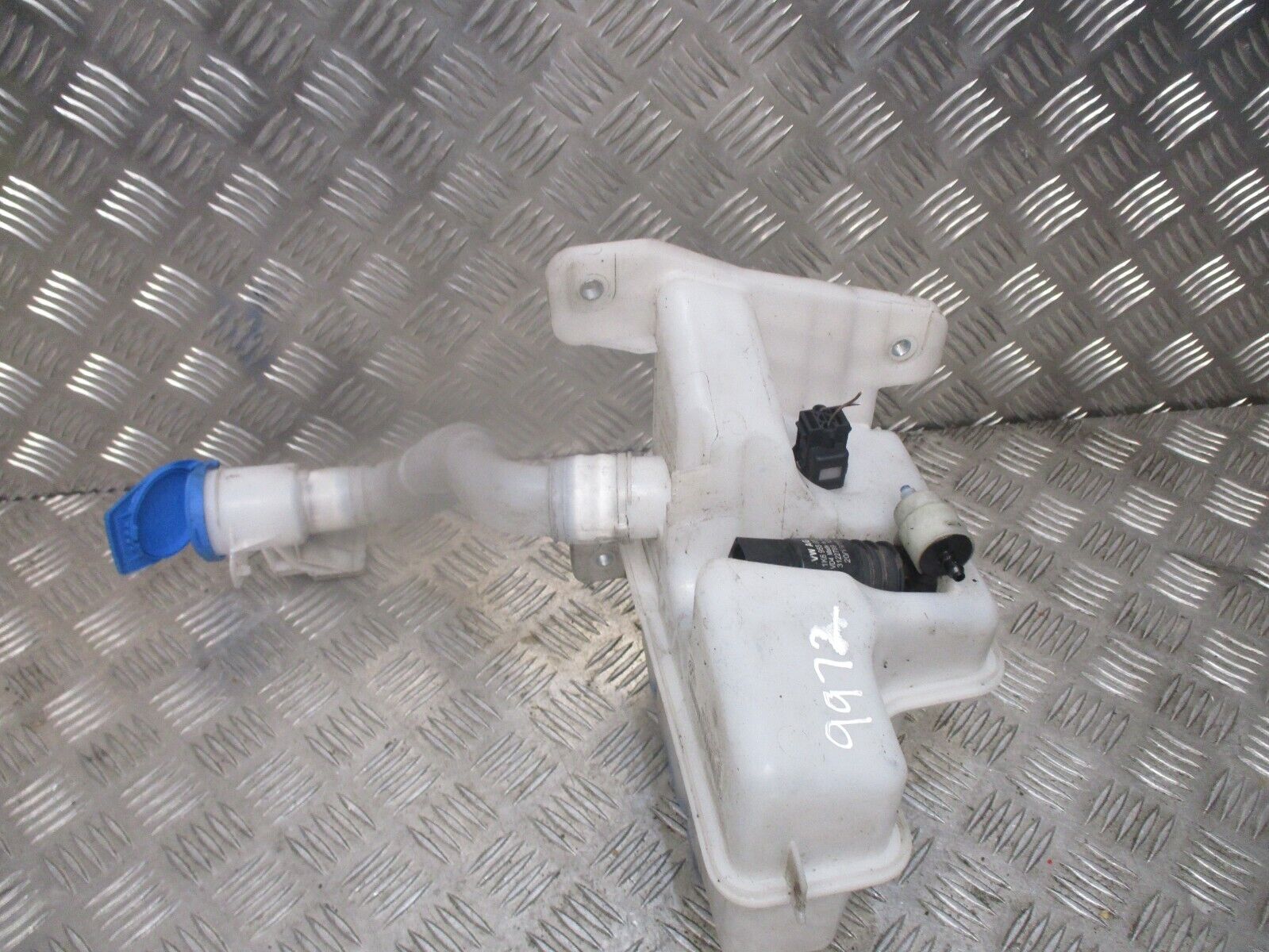 2015 GENUINE VW PASSAT B8 ESTATE FRONT WINDSCREEN WASHER BOTTLE 3Q0955448B - Image 3