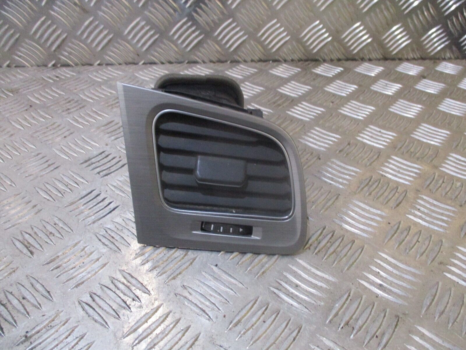 2015 GENUINE VW GOLF MK7 RIGHT DRIVER SIDE AIRVENT 5G2819704H - Image 2