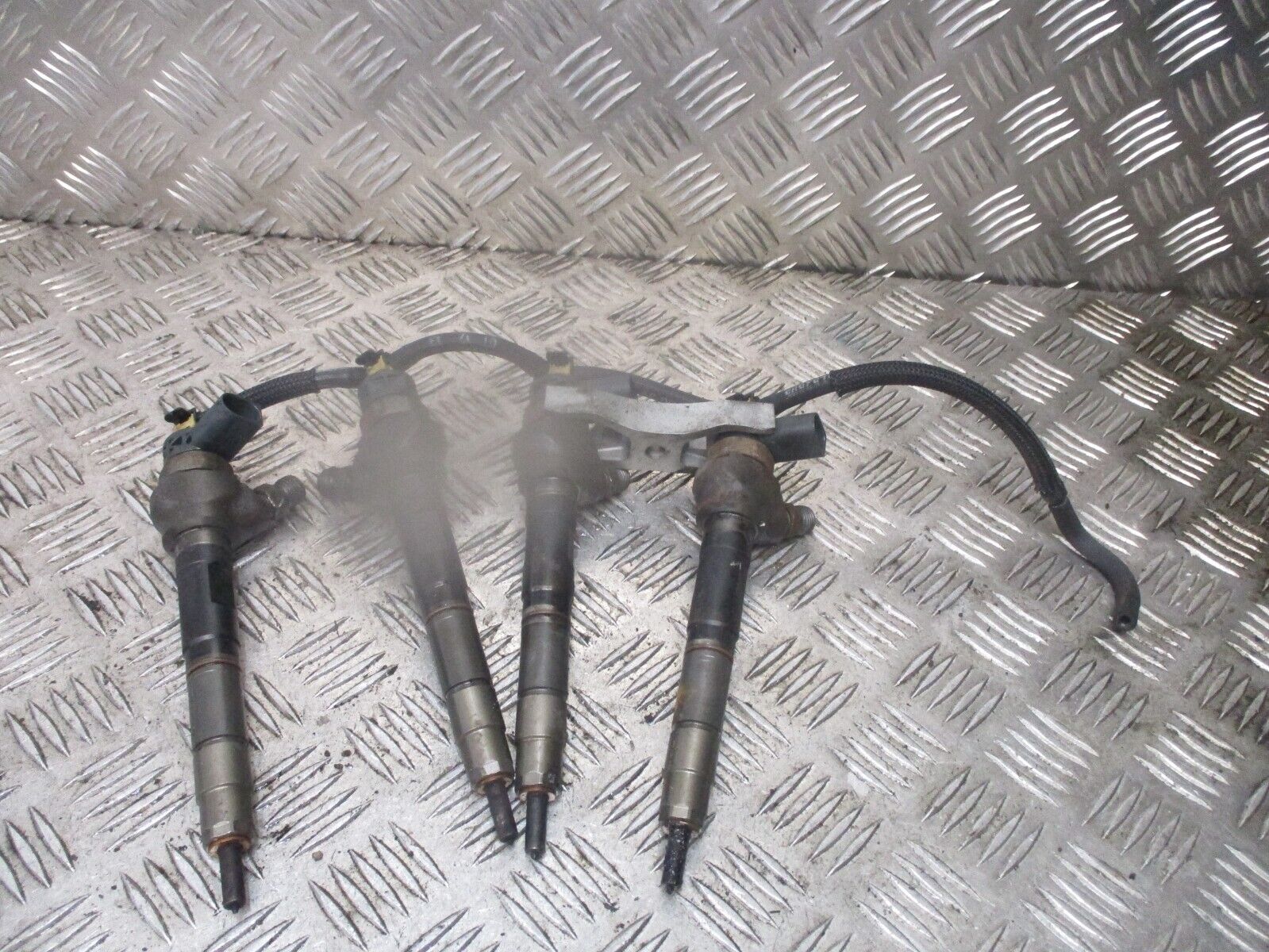 2015 GENUINE AUDI SKODA VW SEAT 1.6 TDI CLH 4 X FUEL INJECTORS 04L130277G - Image 2