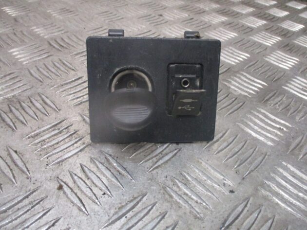 2014 GENUINE TOYOTA AVENSIS USB AUX JACK PORT 58915-05020