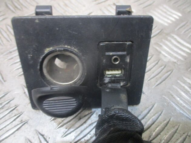 2014 GENUINE TOYOTA AVENSIS USB AUX JACK PORT 58915-05020 - Image 2