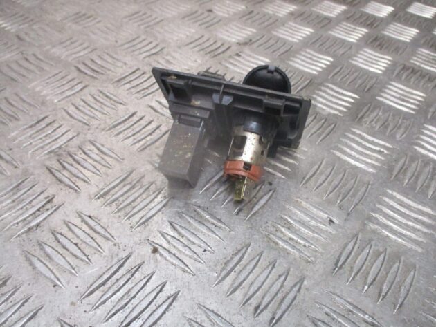 2014 GENUINE TOYOTA AVENSIS USB AUX JACK PORT 58915-05020 - Image 3