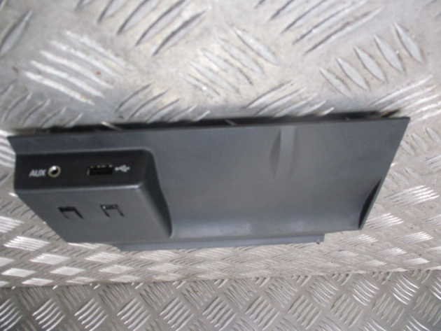 2016 GENUINE SKODA OCTAVIA CENTRE CONSOLE AUX PORT 5E2857367B - Image 2