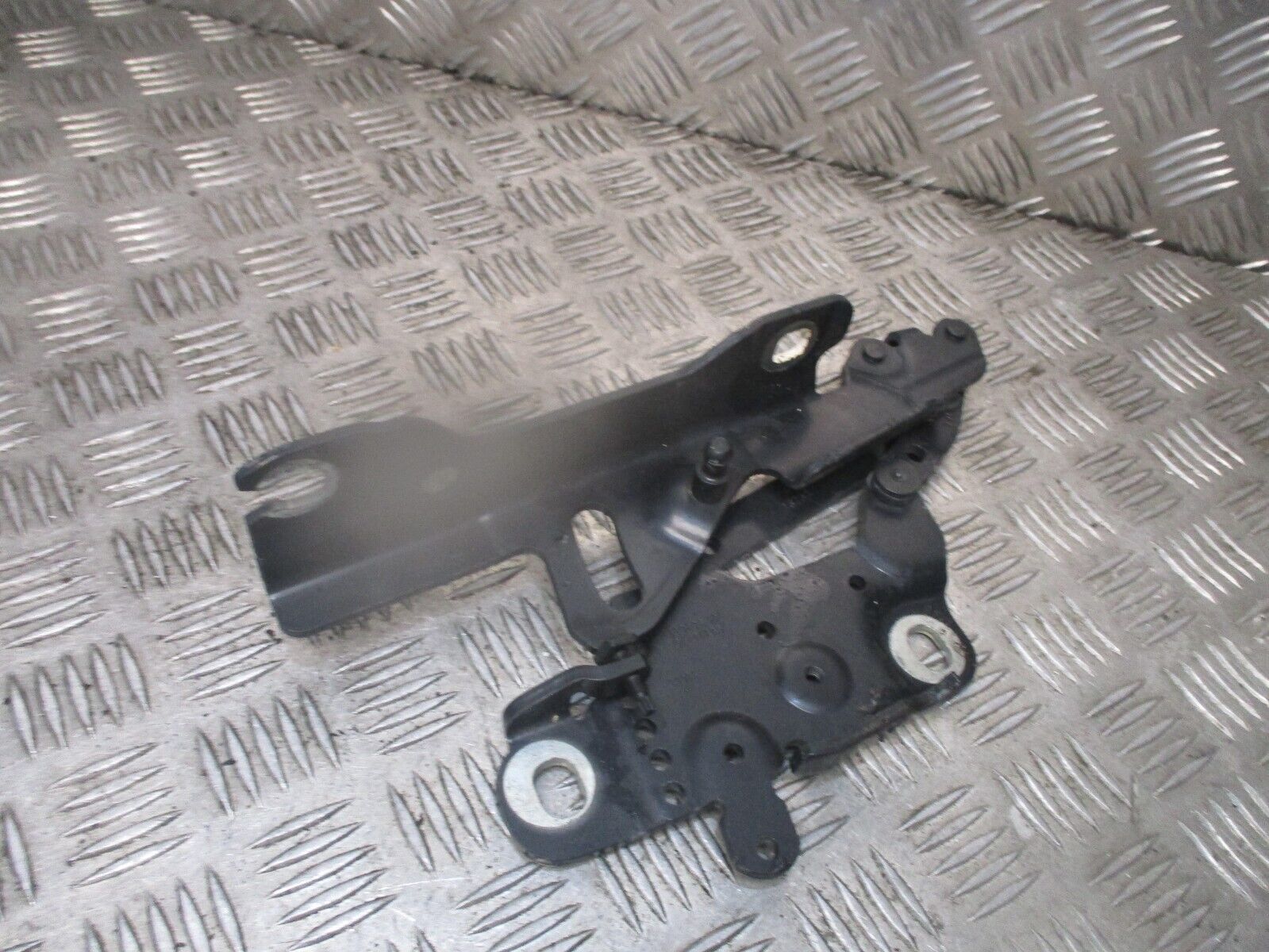 2016 BMW 3SERIES XDRIVE SALOON FRONT RIGHT DRIVER SIDE BONNET HINGE 7336700 OEM - Image 2