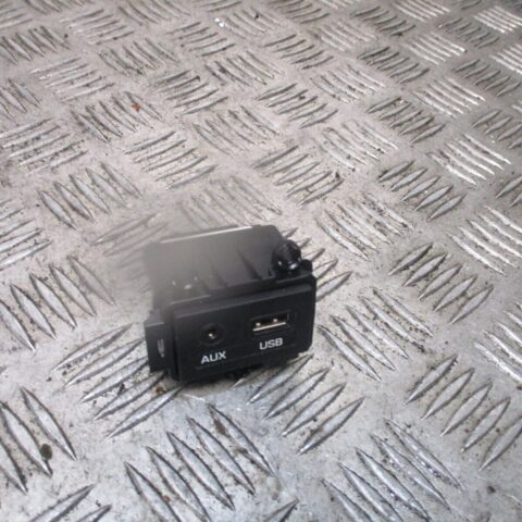 2017 GENUINE HYUNDAI I10 FRONT AUX IN USB PORT UNIT