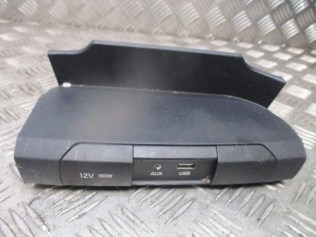 2018 GENUINE KIA PICANTO USB AUX PORT 84621G6800 - Image 2