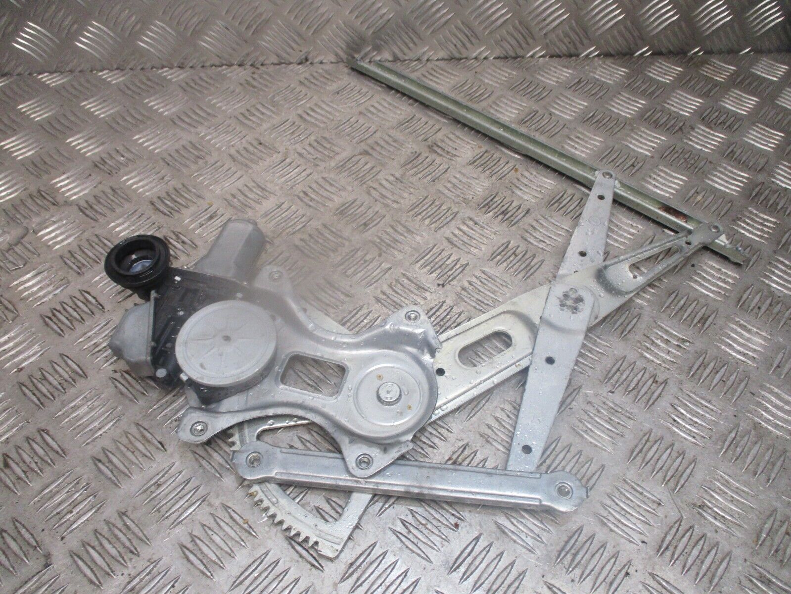 2016 GENUINE TOYOTA PRIUS REAR RIGHT DRIVER SIDE WINDOW REGULATER 85710-47080