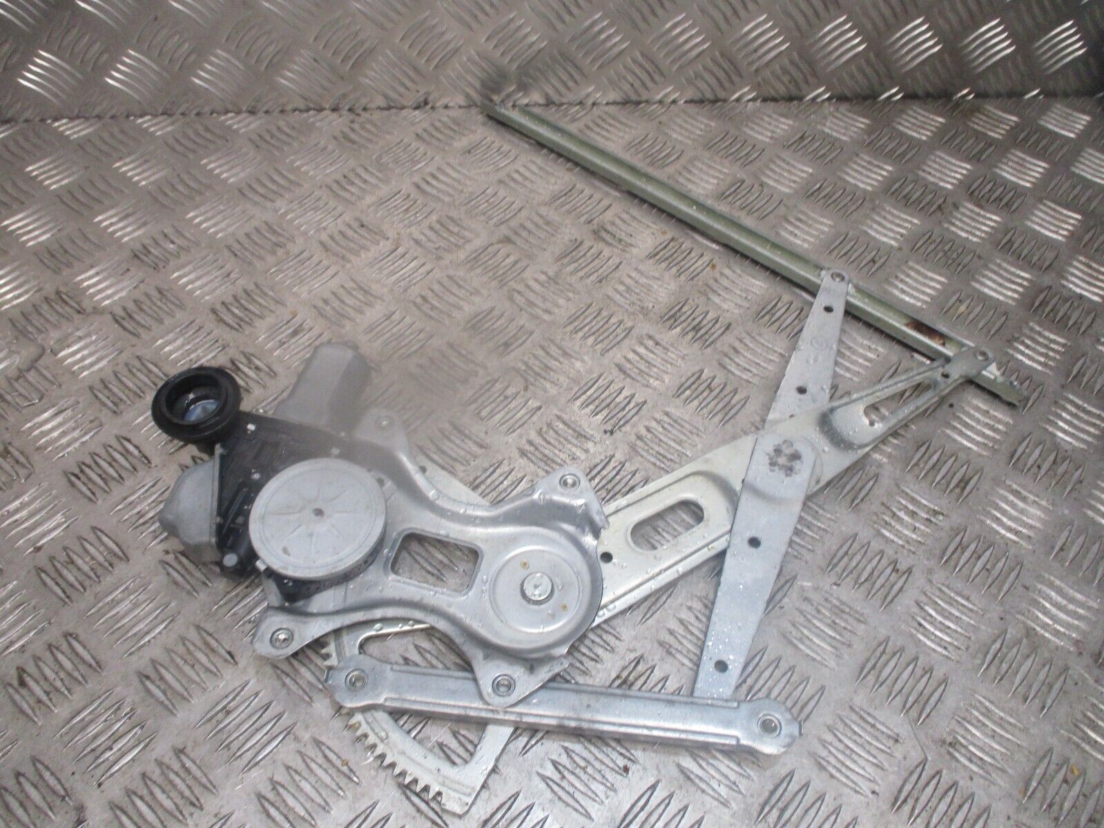 2016 GENUINE TOYOTA PRIUS REAR RIGHT DRIVER SIDE WINDOW REGULATER 85710-47080 - Image 2