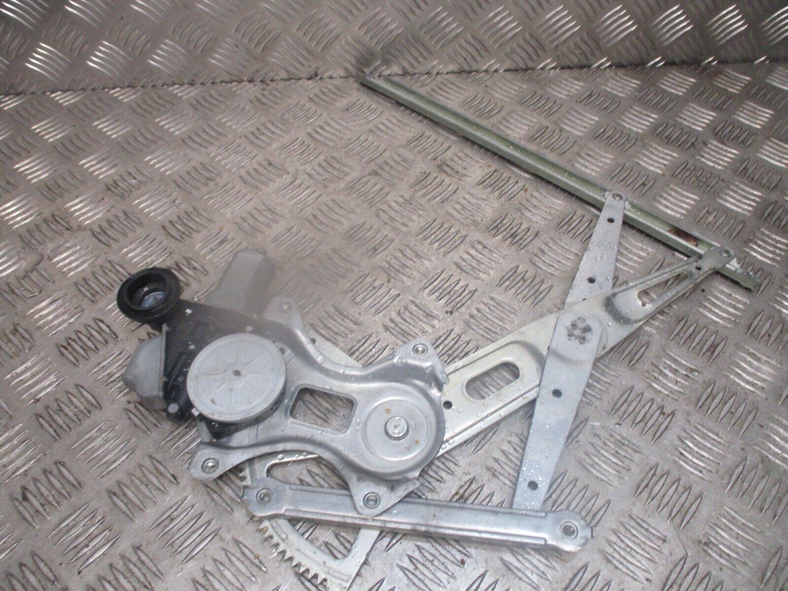 2016 GENUINE TOYOTA PRIUS REAR RIGHT DRIVER SIDE WINDOW REGULATER 85710-47080 - Image 3