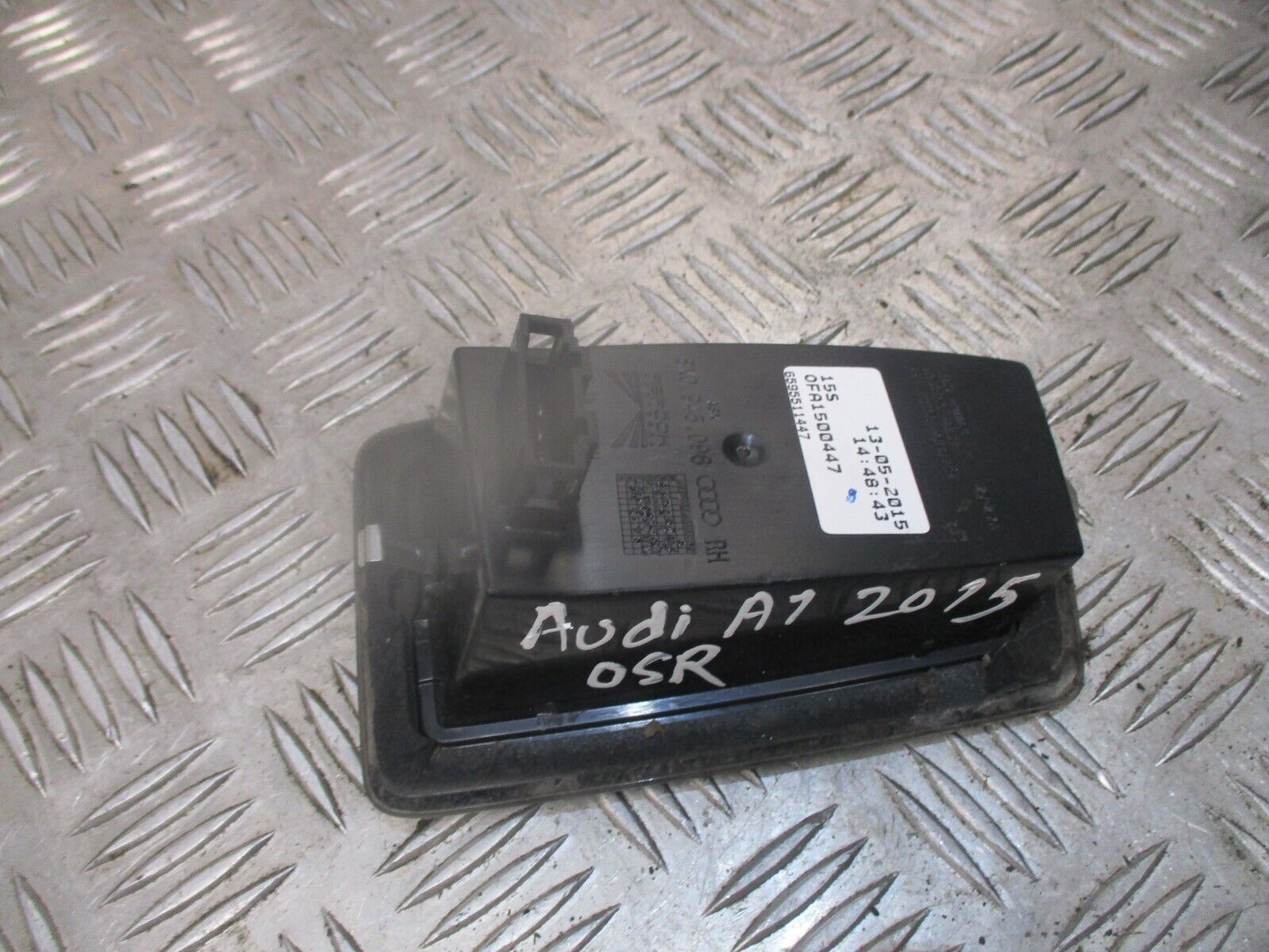 2015 GENUINE AUDI A1 REAR RIGHT UNDER TAILGATE LIGHT LAMP 8X0945096 - Image 2