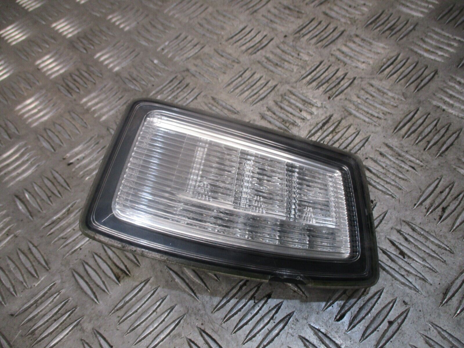 2015 GENUINE AUDI A1 REAR RIGHT UNDER TAILGATE LIGHT LAMP 8X0945096 - Image 3