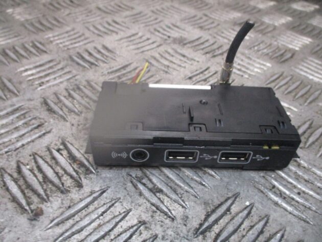 2018 GENUINE VW TIGUAN AUX IN USB PORT SOCKET CONNECTION 5QF035726 - Image 2